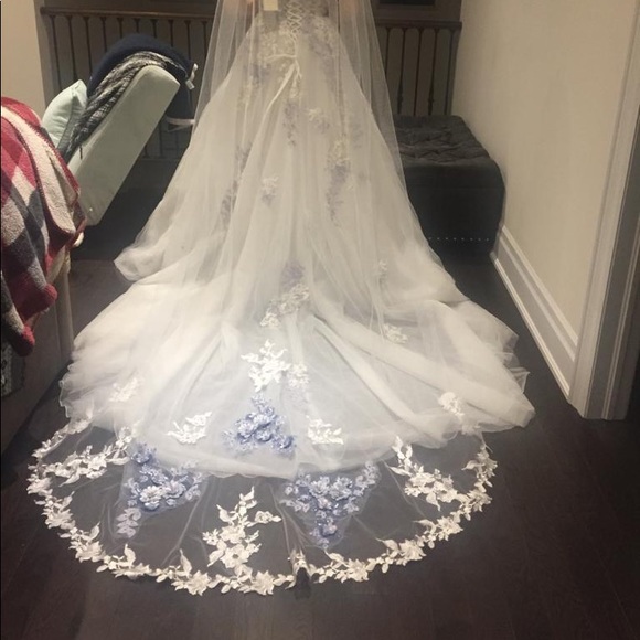 Beautiful Sophia Tolli wedding gown with veil - Picture 6 of 9